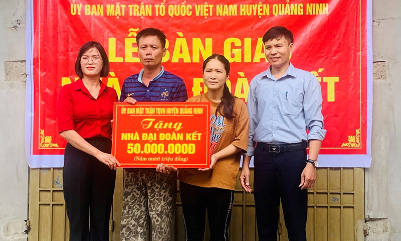  Ủy ban MTTQVN huyện Quảng Ninh trao hỗ trợ kinh phí xây dựng nhà “Đại đoàn kết” cho hộ nghèo. 