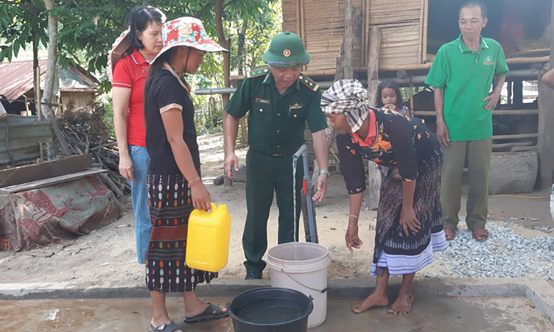  Người dân xã Thượng Trạch có nước sạch nhờ hỗ trợ của xã hội và các lực lượng.