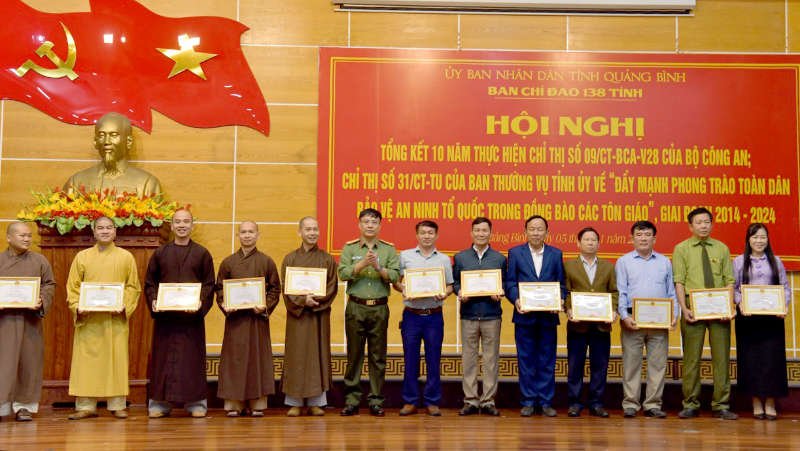 Đại tá Nguyễn Thanh Liêm, Giám đốc Công an tỉnh trao giấy khen cho các cá nhân tại hội nghị tổng kết thực hiện Chỉ thị số 09 của Bộ Công an.