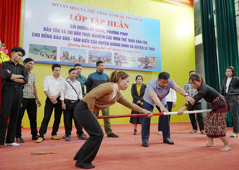 Giới thiệu cho học viên phương pháp tập luyện, tổ chức trò chơi và thi đấu các môn thể thao.