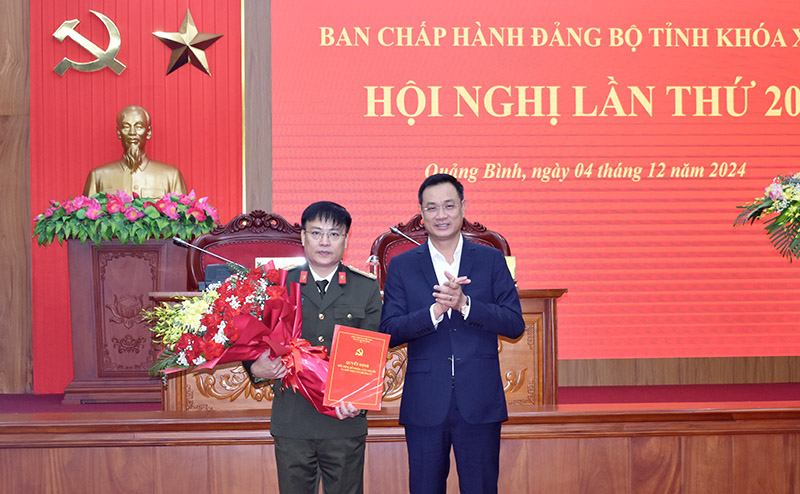 Đồng chí Bí thư Tỉnh ủy Lê Ngọc Quang đã trao quyết định và tặng hoa chúc mừng đồng chí đại tá Nguyễn Thanh Liêm, Giám đốc Công an tỉnh.