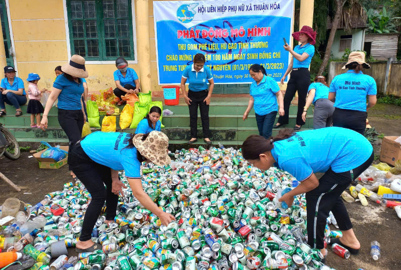 Hội LHPN xã Thuận Hóa gom ve chai giúp đỡ người có hoàn cảnh khó khăn.