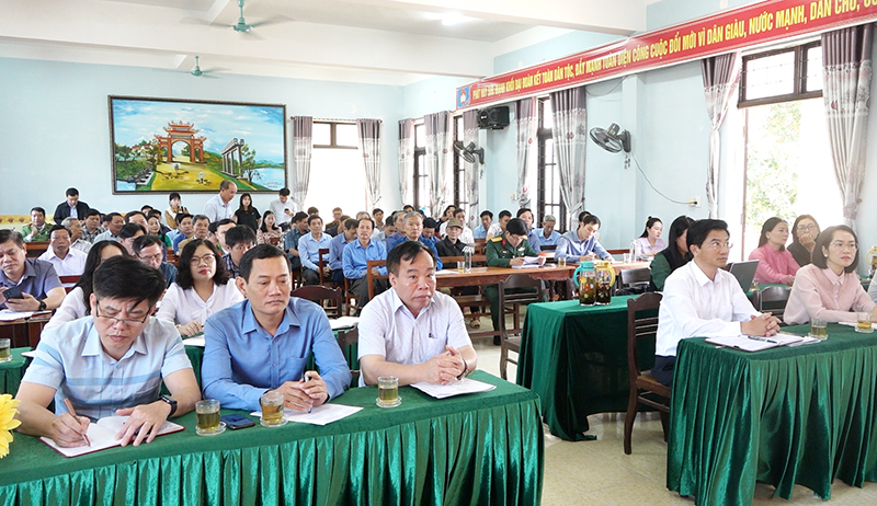 Các đại biểu tham dự buổi tiếp xúc cử tri.