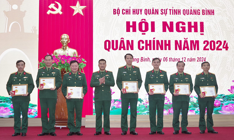 Đồng chí đại tá Đoàn Sinh Hòa, Chỉ huy trưởng Bộ CHQS tỉnh trao Kỷ niệm chương “Vì sự nghiệp công tác Tổ chức, Xây dựng Đảng” cho 7 cán bộ.