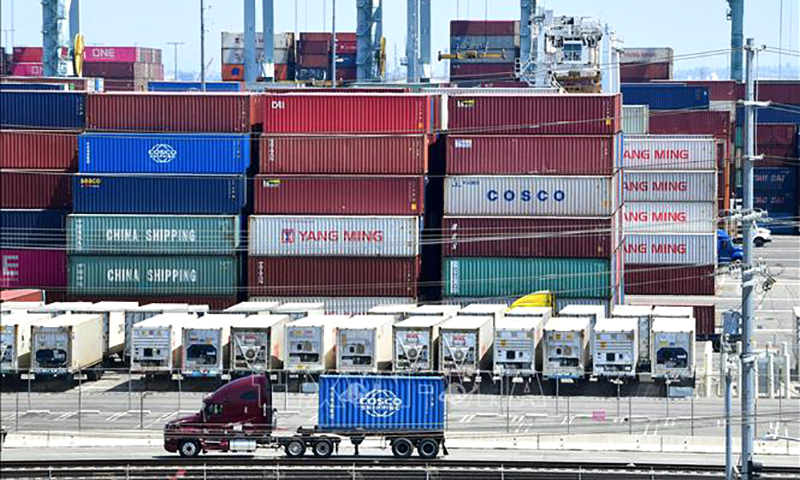 Các container hàng hóa tại cảng Long Beach, bang California, Mỹ. Ảnh tư liệu: AFP/TTXVN