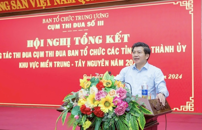 Đồng chí Trưởng ban Tổ chức Tỉnh ủy Quảng Bình Trần Vũ Khiêm phát biểu tại hội nghị.