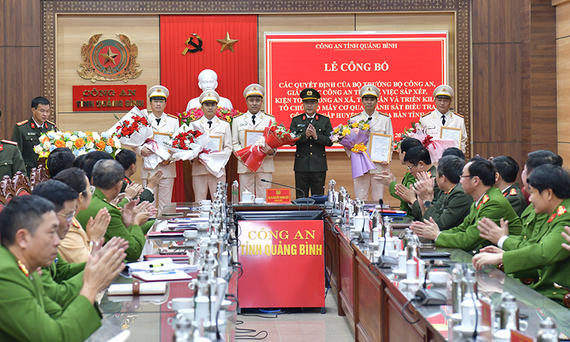 Đồng chí Giám đốc Công an tỉnh Nguyễn Thanh Liêm trao quyết định, tặng hoa Công an 5 xã, thị trấn vừa được sát nhập.