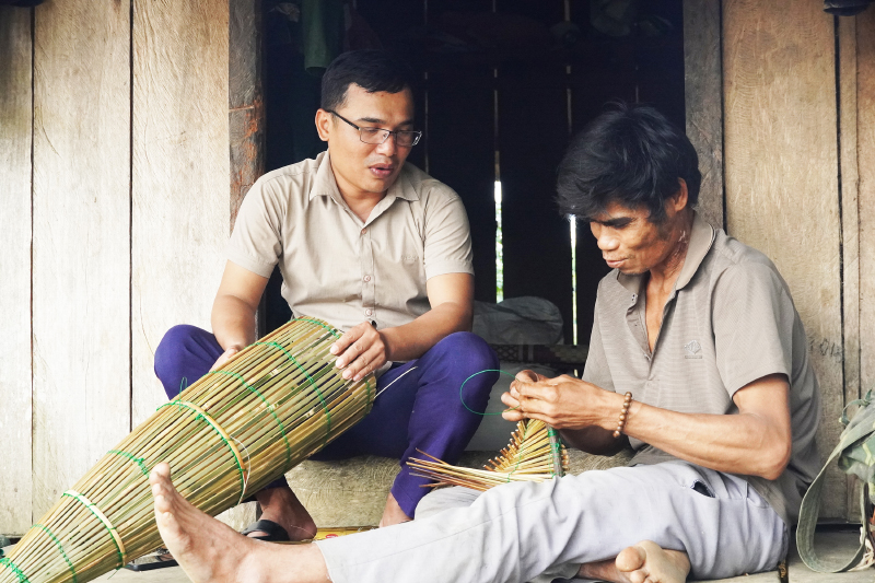 Anh Hồ Song (bìa trái) tranh thủ gặp gỡ, động viên người dân trong bản chăm lo phát triển kinh tế, vươn lên trong cuộc sống.