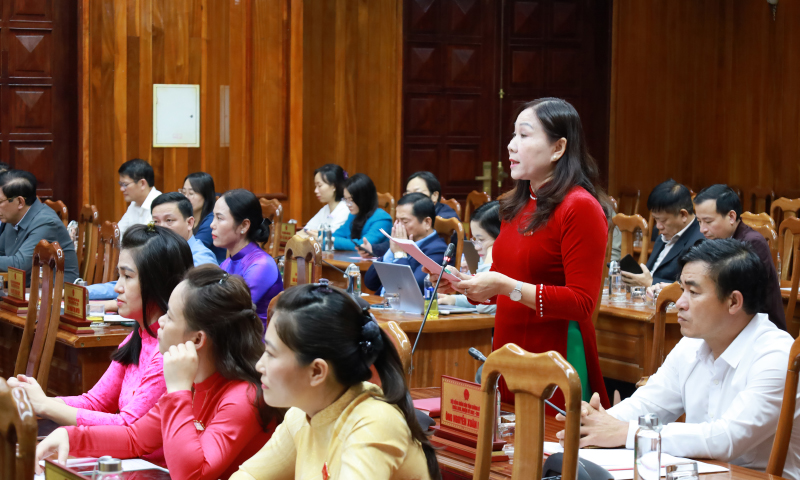 Đại biểu Trần Thị Thanh Phượng (Tổ đại biểu TP. Đồng Hới) chất vấn việc thu thuế các khoản thu dịch vụ phục vụ, hỗ trợ hoạt động giáo dục trong các cơ sở giáo dục công lập trên địa bàn tỉnh.