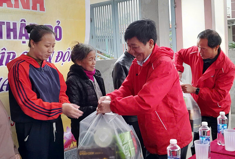 Hội Chữ thập đỏ tỉnh trao quà hỗ trợ cho các gia đình khó khăn trên địa bàn thôn Kim Sen.