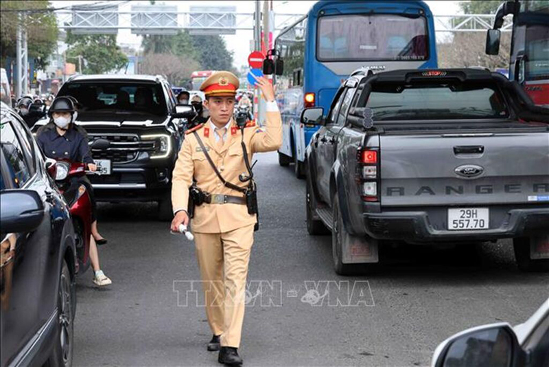 Cán bộ, chiến sĩ đội CSGT số 14 điều tiết, phân luồng giao thông tại tuyến đường Ngọc Hồi-Giải Phóng (Hà Nội). Ảnh: Phạm Kiên/TTXVN