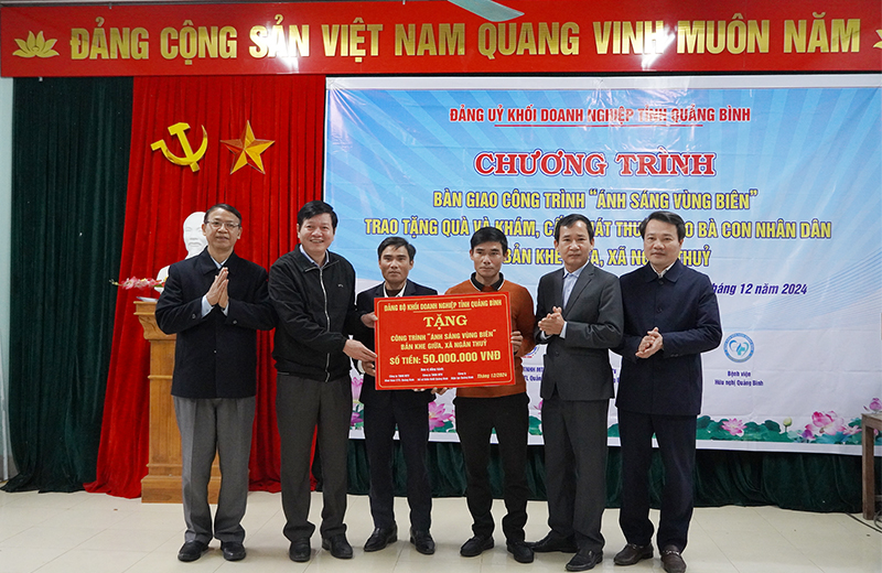 Đại diện lãnh đạo Đảng ủy Khối doanh nghiệp tỉnh và các đơn vị liên quan trao biển hỗ trợ kinh phí thực hiện công trình “Ánh sáng vùng biên” cho bản Khe Giữa, xã Ngân Thủy (Lệ Thủy).