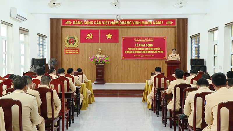 Lãnh đạo phòng cảnh sát giao thông quán triệt các nội dung và kế hoạch đợt ra quân cao điểm.