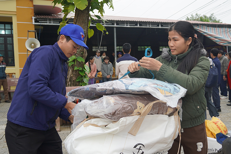 Người dân xã Trường Thủy (Lệ Thủy) nhận quà hỗ trợ khắc phục hậu quả thiên taiLiên hiệp các tổ chức hữu nghị tỉnh và Tổ chức Samaritan’s Purse  do 