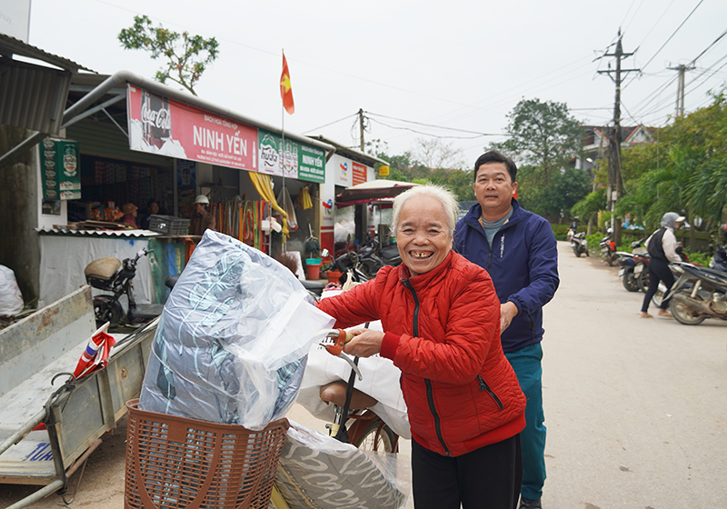 Người dân xã Trường Thủy (Lệ Thủy) nhận quà hỗ trợ khắc phục hậu quả thiên taiLiên hiệp các tổ chức hữu nghị tỉnh và Tổ chức Samaritan’s Purse  do 