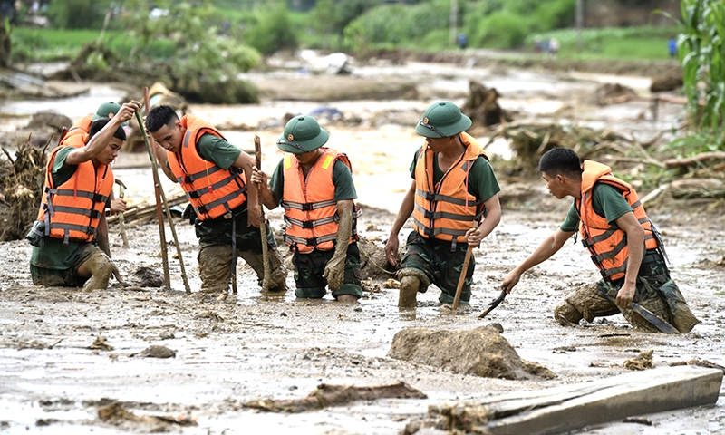  Cán bộ, chiến sĩ tìm kiếm nạn nhân mất tích ở Làng Nủ, xã Phúc Khánh (Bảo Yên, Lào Cai). Ảnh: VIỆT TRUNG 