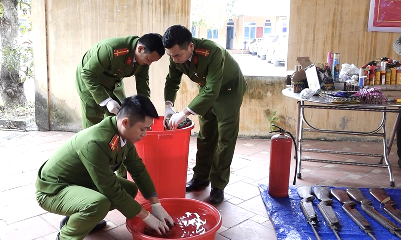 Công an TX. Ba Đồn tiêu hủy VK, VLN, CCHT và pháo thu hồi trong nhân dân.