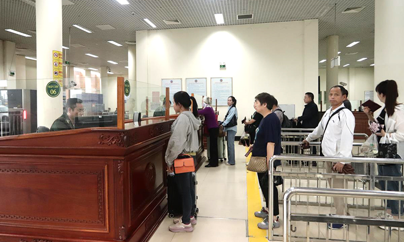 Cán bộ Đồn Biên phòng cửa khẩu quốc tế Móng Cái, BĐBP Quảng Ninh làm thủ tục nhập cảnh cho công dân và du khách. Ảnh: Dân Chủ
