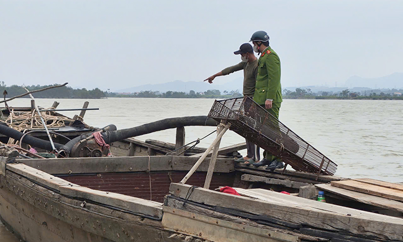 Thuyền khai thác cát trái phép trên sông Nhật Lệ bị lực lượng Công an xã Hàm Ninh phát hiện, bắt quả tang.