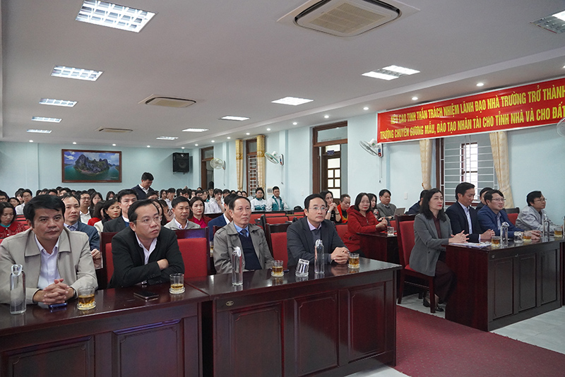 Các đại biểu dự lễ.