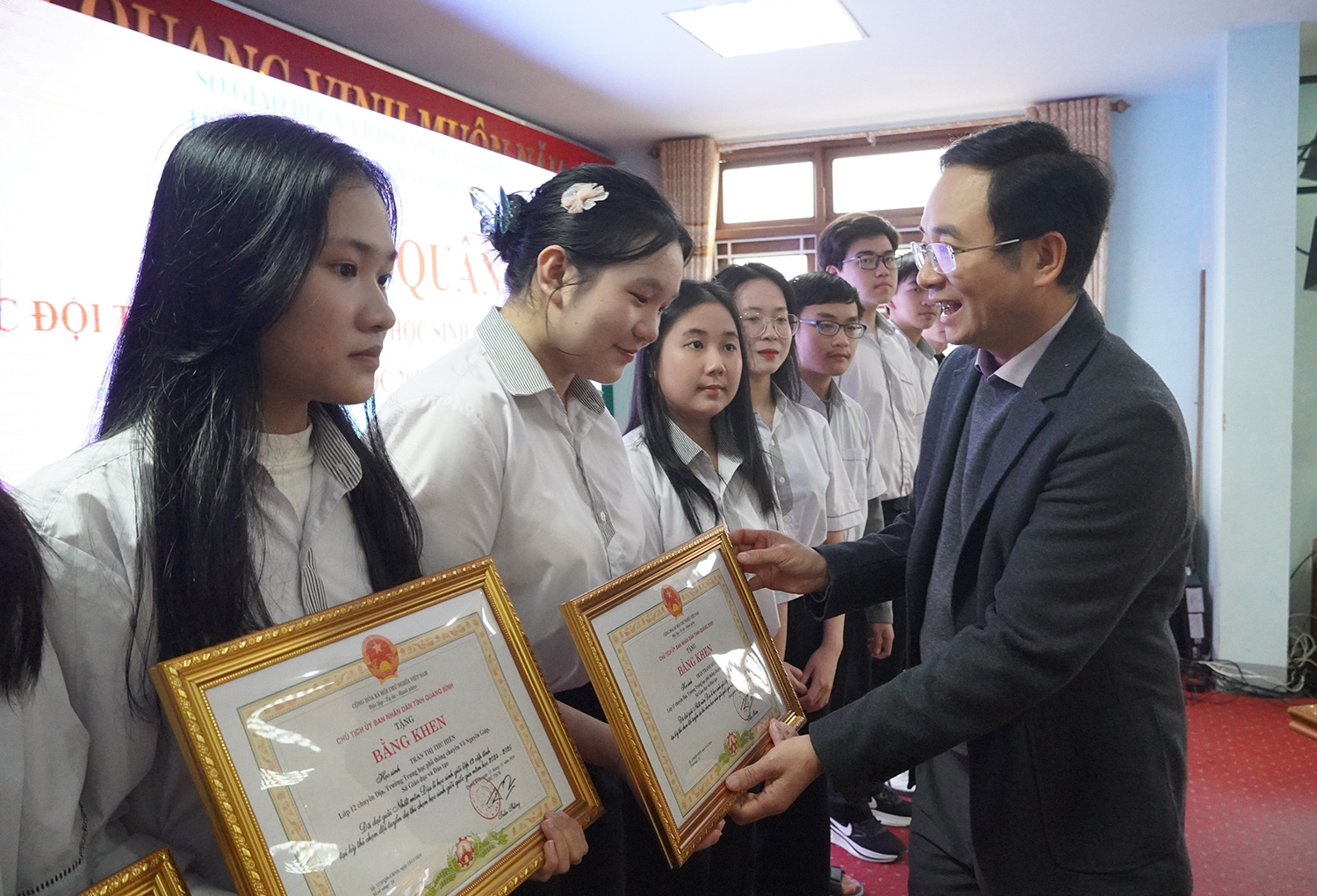Lãnh đạo Sở GD-ĐT trao tặng bằng khen của Chủ tịch UBND tỉnh cho các học sinh đoạt giải nhất học sinh giỏi lớp 12 cấp tỉnh năm học 2024-2025.