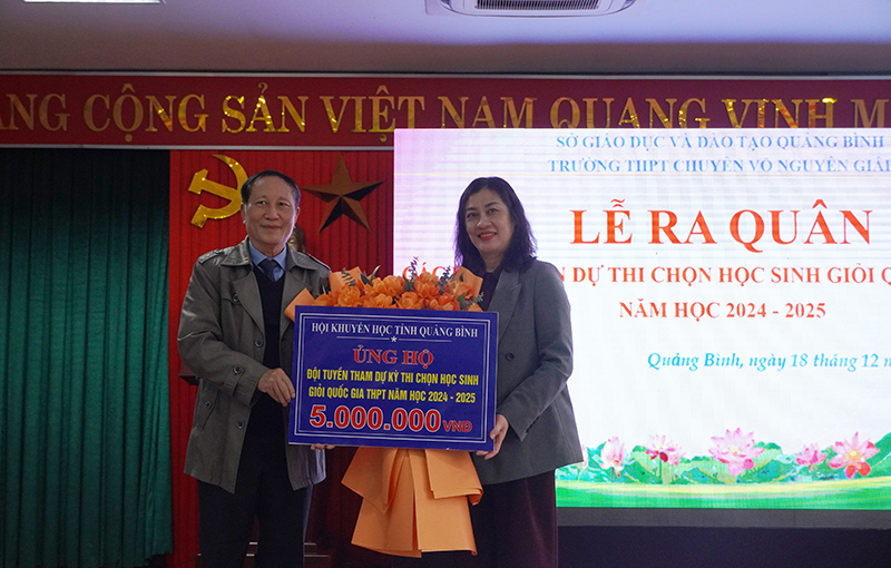 Hội Khuyến học tỉnh trao quà động viên 