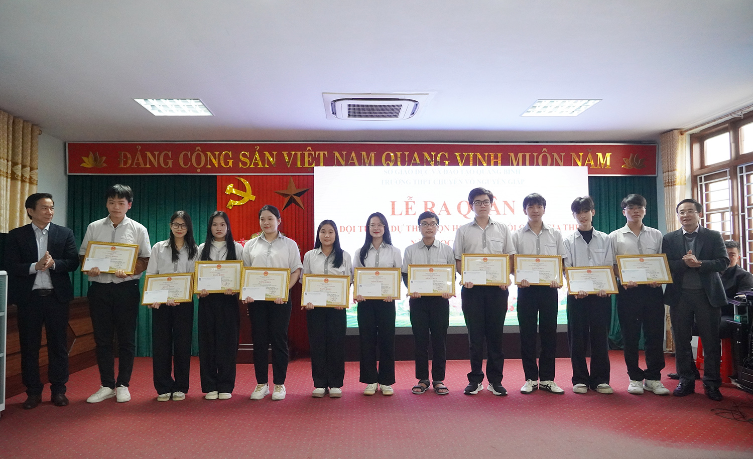 Lãnh đạo Sở GD-ĐT trao tặng bằng khen của Chủ tịch UBND tỉnh cho các học sinh đoạt giải nhất học sinh giỏi lớp 12 cấp tỉnh năm học 2024-2025.