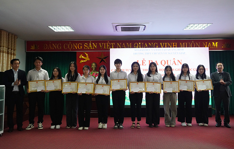 Lãnh đạo Sở GD-ĐT trao tặng bằng khen của Chủ tịch UBND tỉnh cho các học sinh đoạt giải nhất học sinh giỏi lớp 12 cấp tỉnh năm học 2024-2025.