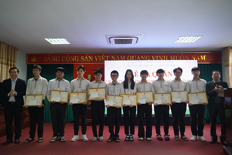 Lãnh đạo Sở GD-ĐT trao tặng bằng khen của Chủ tịch UBND tỉnh cho các học sinh đoạt giải nhất học sinh giỏi lớp 12 cấp tỉnh năm học 2024-2025.