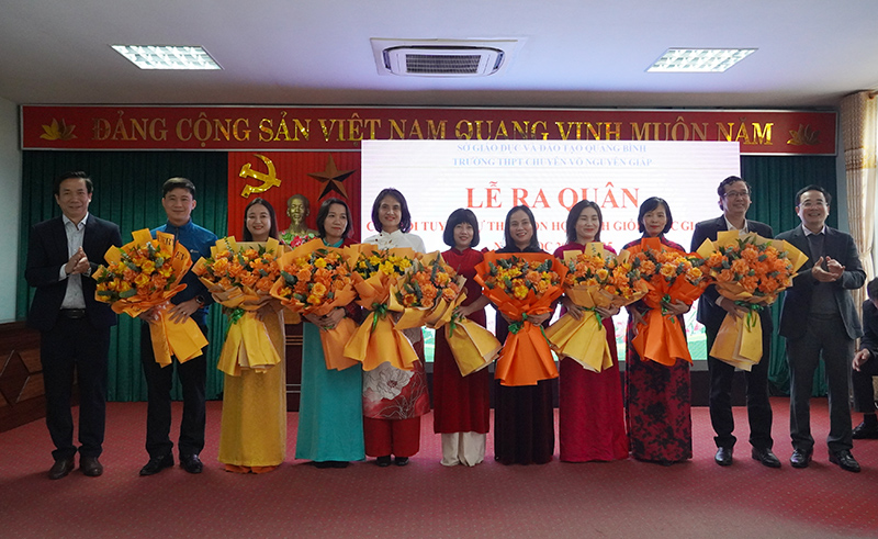 Lãnh đạo Sở GD-ĐT tặng hoa các giáo viên chủ nhiệm đội tuyển.