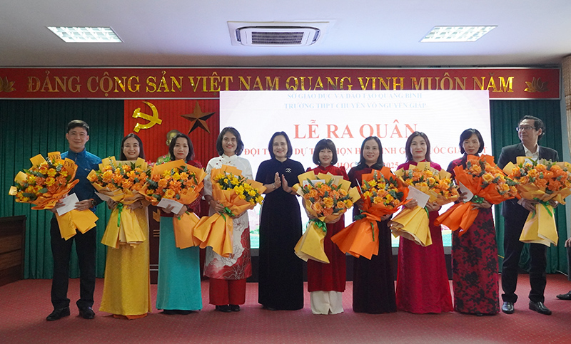 Công đoàn Trường THPT chuyên Võ Nguyên Giáp tặng quà động viên các giáo viên chủ nhiệm đội tuyển.