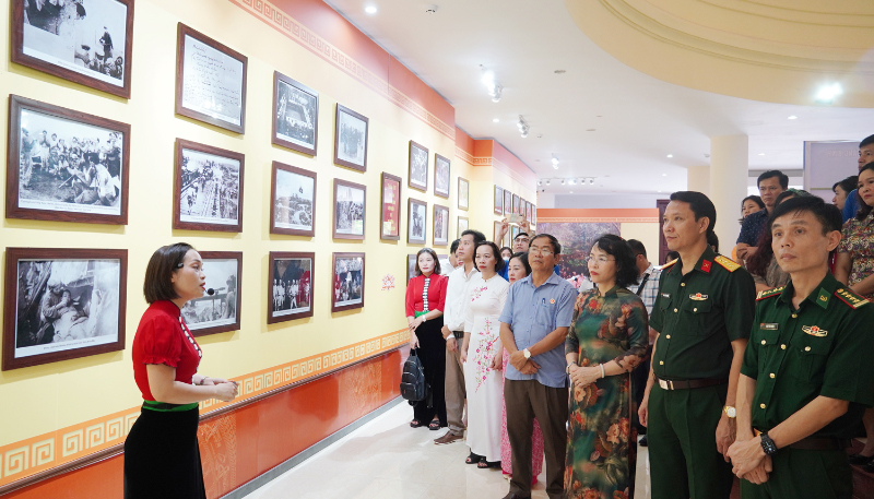 Triển lãm ảnh “Dấu ấn của Đại tướng Võ Nguyên Giáp với Điện Biên Phủ” đã thu hút nhiều tầng lớp nhân dân đến tham quan.