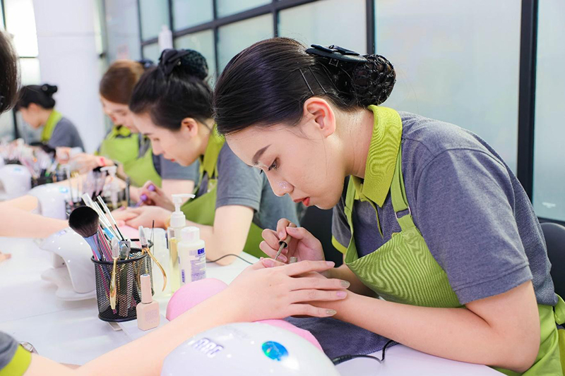 Nghề nail thu hút đông đảo bạn trẻ theo học bởi mức thu nhập cao và cơ hội định cư nước ngoài. 