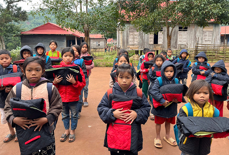 Các phần quà đã góp phần chia sẻ khó khăn với các em học sinh vùng cao.