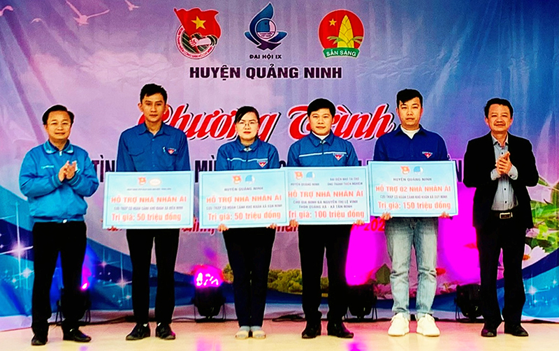 Lãnh đạo huyện Quảng Ninh trao biển hỗ trợ nhà tỉnh nghĩa, nhà nhân ái cho các địa phương.