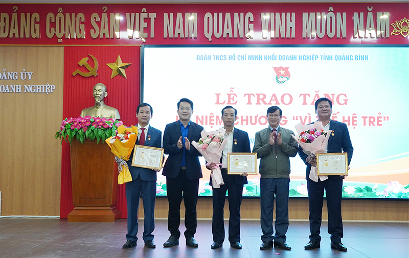 Đại diện lãnh đạo Tỉnh đoàn, Đảng ủy Khối Doanh nghiệp tỉnh trao kỷ niệm chương “Vì thế hệ trẻ” cho các cá nhân.