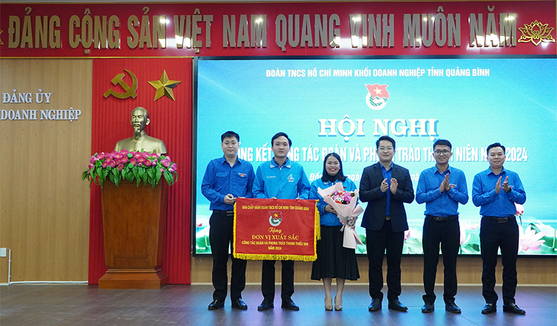 Đại diện lãnh đạo Tỉnh đoàn tặng cờ thi đua cho tập thể Đoàn Khối doanh nghiệp tỉnh.