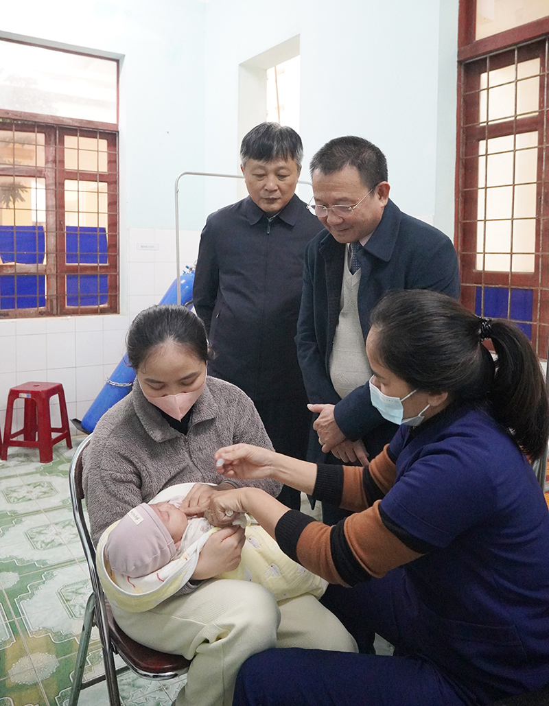 Lãnh đạo CDC tỉnh giám sát việc cho trẻ uống vắc-xin Rota tại Trạm y tế xã Đại Trạch (Bố Trạch).