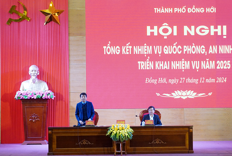 Các đồng chí Thường trực Thành ủy Đồng Hới điều hành hội nghị.