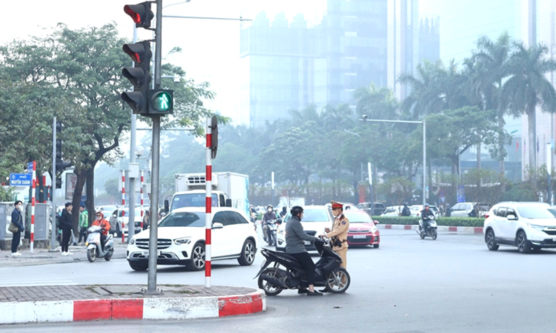 Cảnh sát giao thông xử lý trường hợp vi phạm an toàn giao thông. 