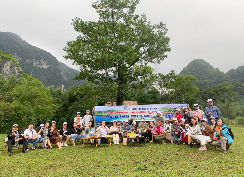 Du khách hào hứng khám phá, trải nghiệm tour du lịch gắn với đời sống văn hóa người Bru-Vân Kiều ở Quảng Bình.