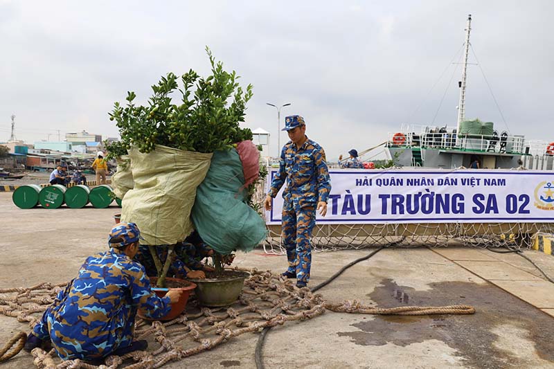 Sửa soạn quà Tết cho cán bộ, chiến sỹ nhà giàn DK1.