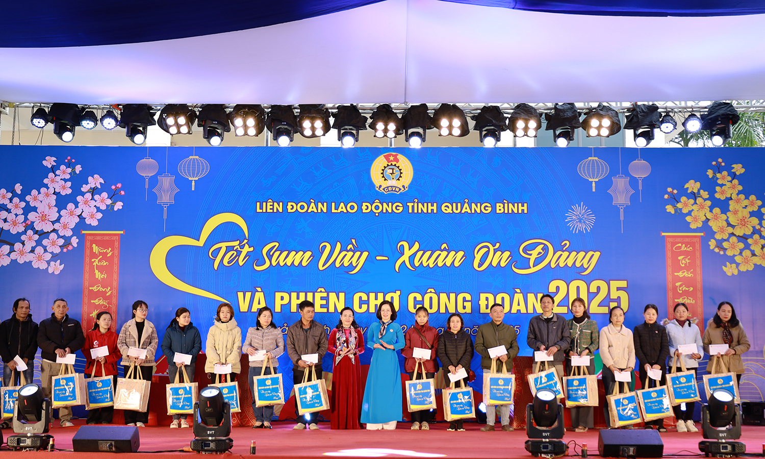 Chương trình "Tết sum vầy-Xuân ơn Đảng" và phiên chợ Công đoàn