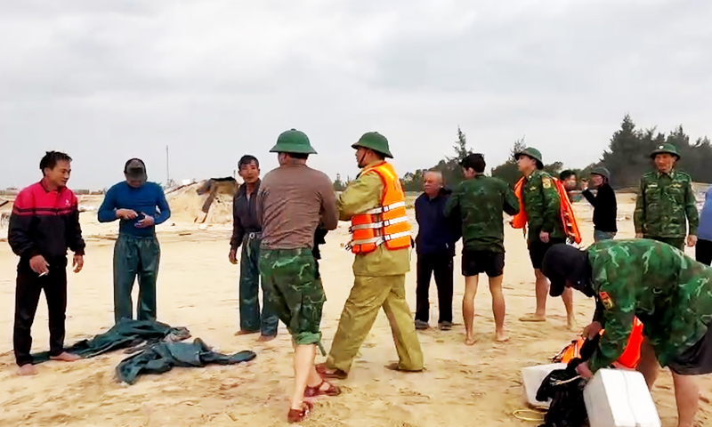 2 tàu cá bị chìm và cháy trên biển, 8 ngư dân an toàn