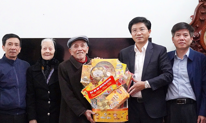 Đồng chí Bí thư Thị ủy Ba Đồn thăm, tặng quà đảng viên lão thành