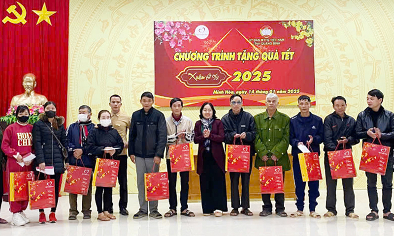 Minh Hóa: Trao 2.000 suất quà Tết cho người nghèo