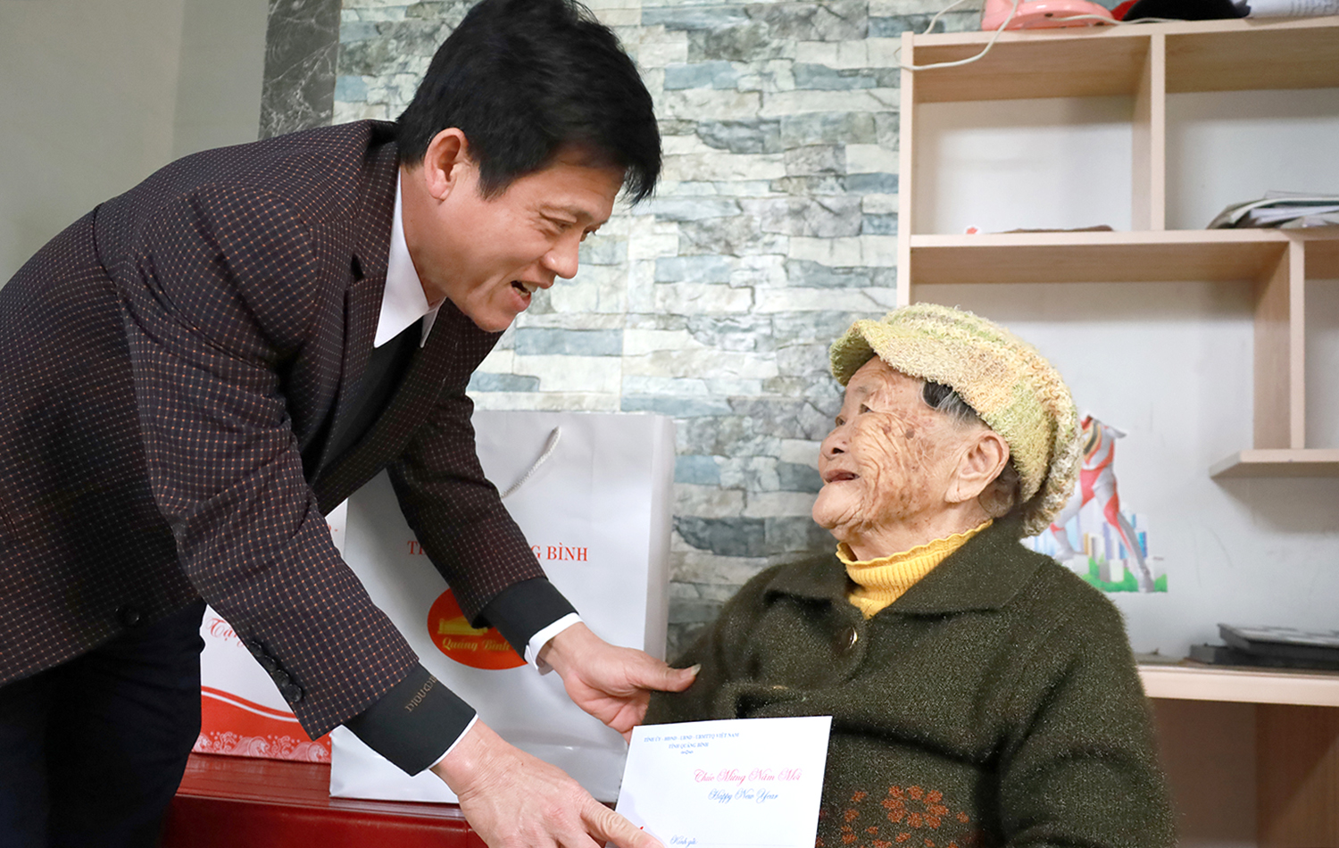 Đồng chí Chủ nhiệm UBKT Tỉnh ủy thăm, chúc Tết gia đình chính sách