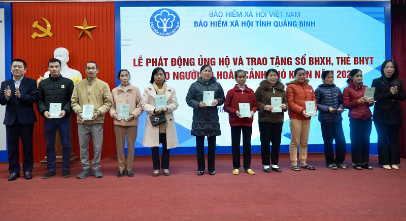 Phát động ủng hộ và trao tặng sổ, thẻ bảo hiểm cho người dân khó khăn