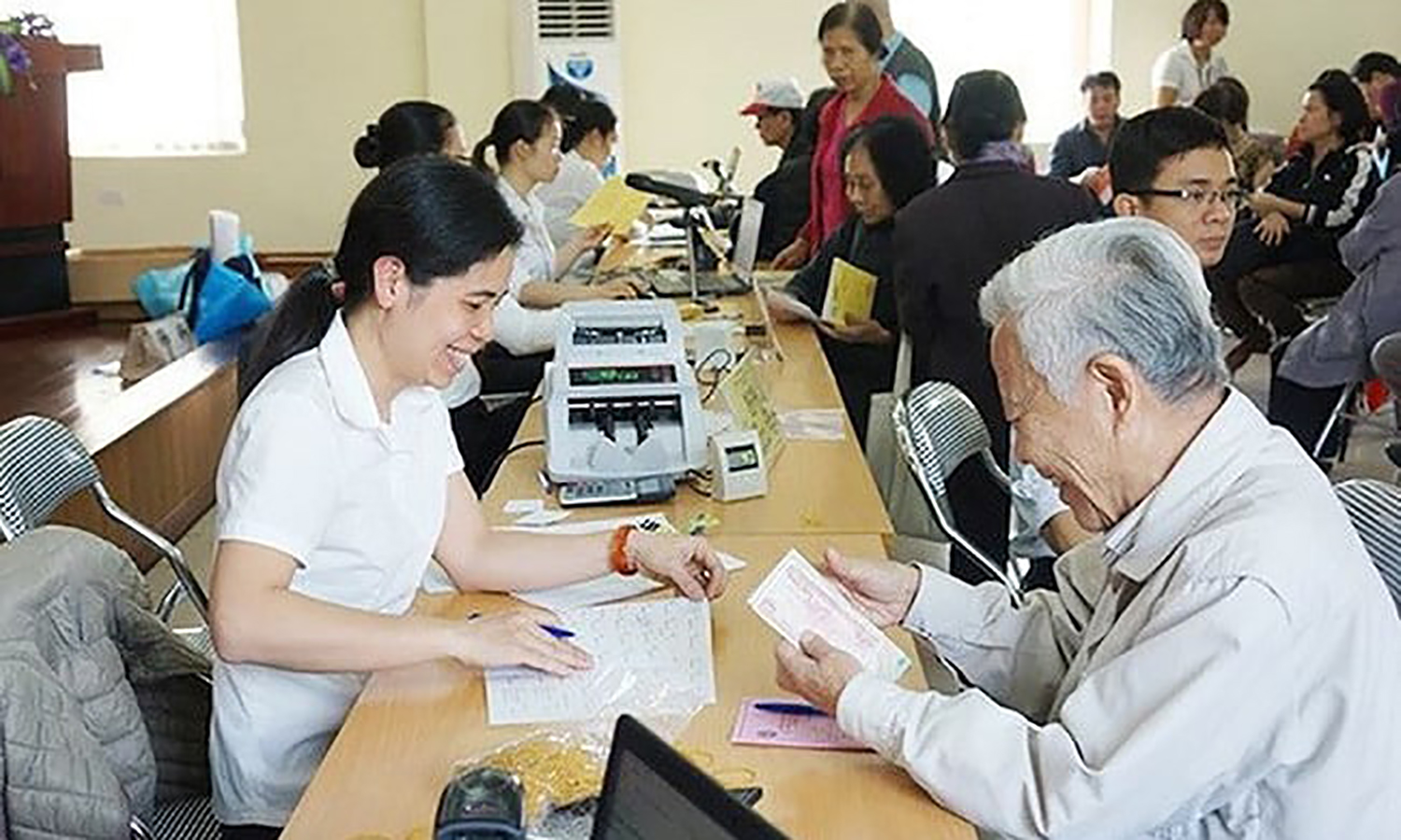 Nghỉ hưu trước tuổi khi sắp xếp bộ máy: Tỷ lệ hưởng lương hưu được tính thế nào?