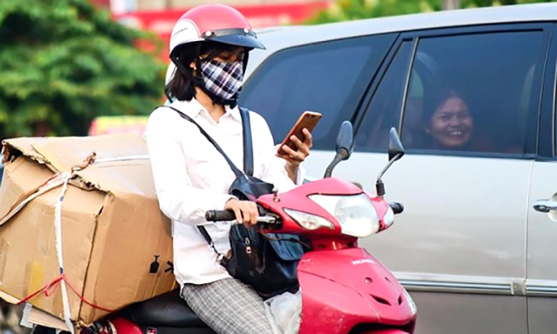 Mức phạt hành vi sử dụng điện thoại khi điều khiển ô tô, xe máy, xe đạp tham gia giao thông